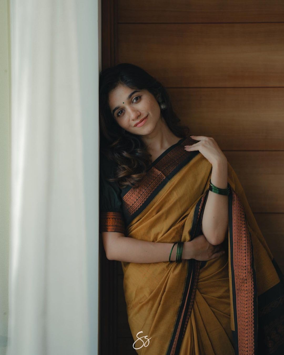 Yellow Women's Kanjivaram Soft Silk Saree With Blouse Piece (GOLD)